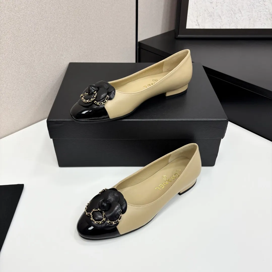 👟👟Ex-factory price 580👟👟 CHANEL｜Chanel Chanel 25C early spring new product Camellia series flat shoes This season’s Camellia series is really beautiful😍 Grandma Xiang’s family has always been elegant and ladylike, full of high-end sense! It’s very nice on the feet~ Whether worn barefoot or paired with skirts or trousers, it’s very versatile! Incomparably beautiful! Extraordinarily fairy 🧚 Overwhelmingly girly‼ ️ The upper is made of imported lambskin, the lining is made of mixed sheepskin, and the Italian A-grade leather outsole Size: 35-39 (40/41 customized)